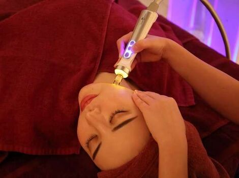 女性施術毛穴洗浄エステ