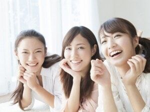 女性3人